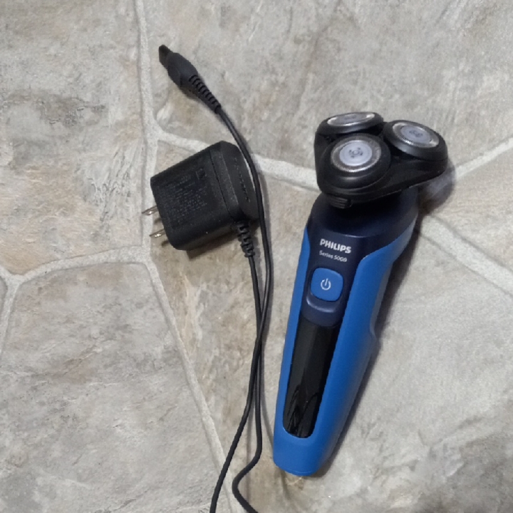 Philips Series 5000 Shaver in Blue and Black